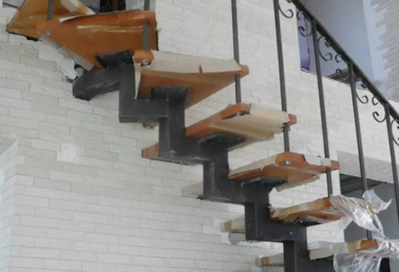  Изготавливаем и устанавливаем металлические лестницы